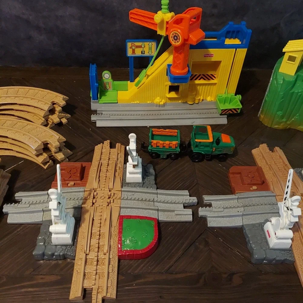 Fisher-Price GeoTrax Rail Road System Lot Tan Track Crane Mountain Truck 25pc